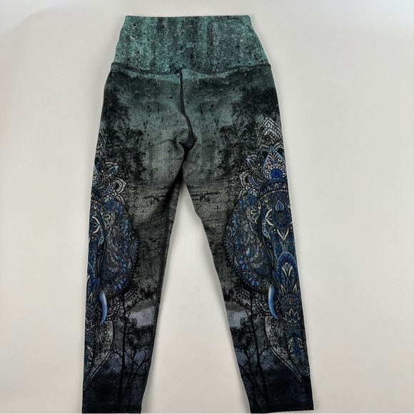 Leggings Womens Green Elephant Scene Crop - Picture 9 of 9